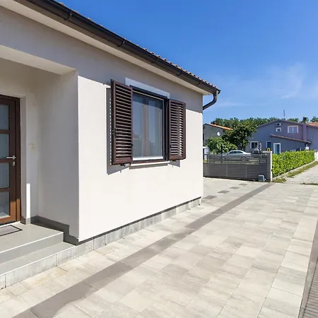 ヴィラ Holiday House Gortan For 7 People Near Pula With Children Playground And Heated Pool
