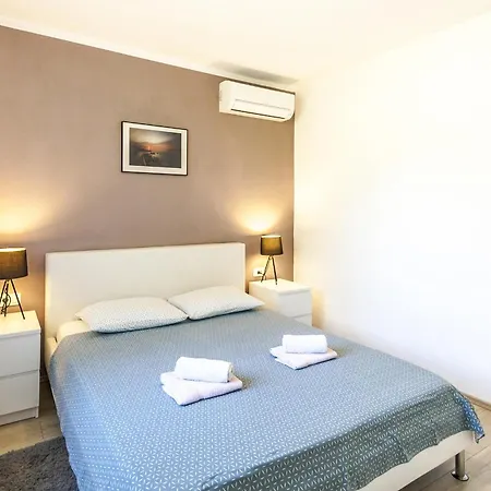 Holiday House Gortan For 7 People Near Pula With Children Playground And Heated Pool ヴィラ *