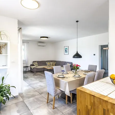 Holiday House Gortan For 7 People Near Pula With Children Playground And Heated Pool ヴィラ *