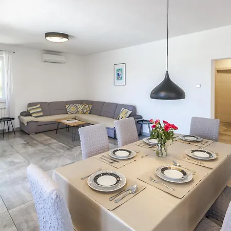 ヴィラ Holiday House Gortan For 7 People Near Pula With Children Playground And Heated Pool