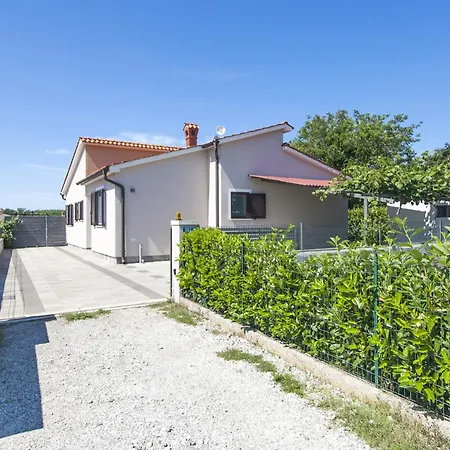 Holiday House Gortan For 7 People Near Pula With Children Playground And Heated Pool ヴィラ *