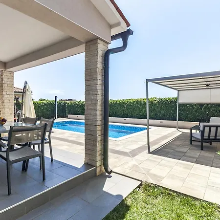 Holiday House Gortan For 7 People Near Pula With Children Playground And Heated Pool ヴィラ Marčana