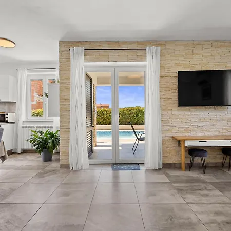 Villa House Gortan For 7 People Near Pula With Children Playground And Heated Pool *