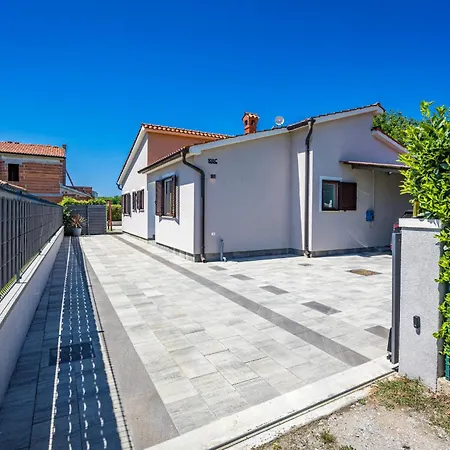 Villa House Gortan For 7 People Near Pula With Children Playground And Heated Pool Marčana